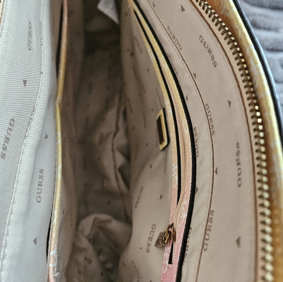 βοΈ Guess Ombre Tote π - Picture 4 of 7